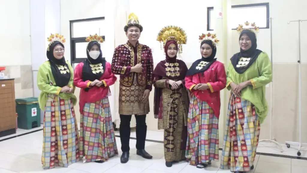 Semarak Hari Kartini di RSI Fatimah Banyuwangi, Tenaga Kesehatan Tampil Anggun Berkebaya