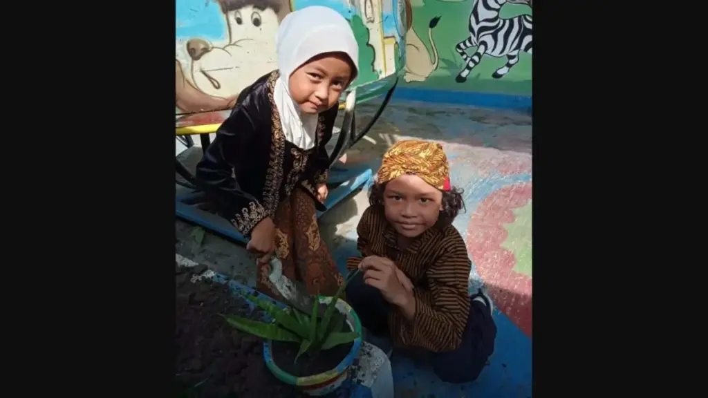Seratus Pohon dari Kartini Cilik Aisyiyah, TK Aisyiyah Balongbendo Peringati Hari Bumi