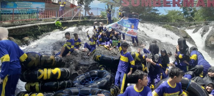 Para siswa SMP Progresif Spemuga Surabaya berkegiatan susur sungai di Sumber Maroon Malang (Foto: istm/PWMU.CO)