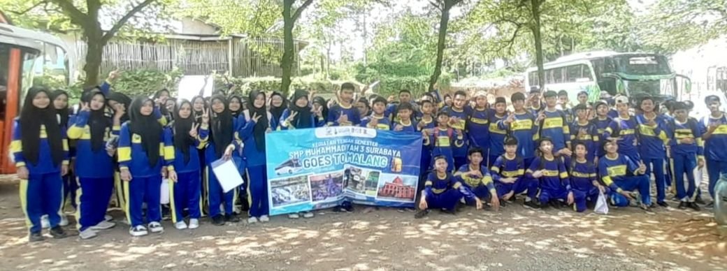 Rombongan SMP Progresif Spemuga Surabaya berfoto bersama dalam kegiatan ke Sumber Maron, Masjid Tiban, dan Museum Panci (Foto: ist/PWMU.CO)