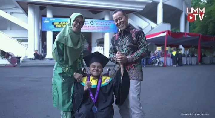 Bukti Nyata Kampus Inklusif, UMM Antarkan Mahasiswa Berkursi Roda Lulus dengan Deretan Prestasi