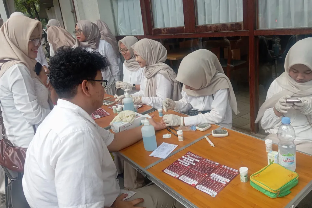 Mahasiswa Kedokteran Umsura Gelar Tenda Tensi Gratis di CFD Tunjungan
