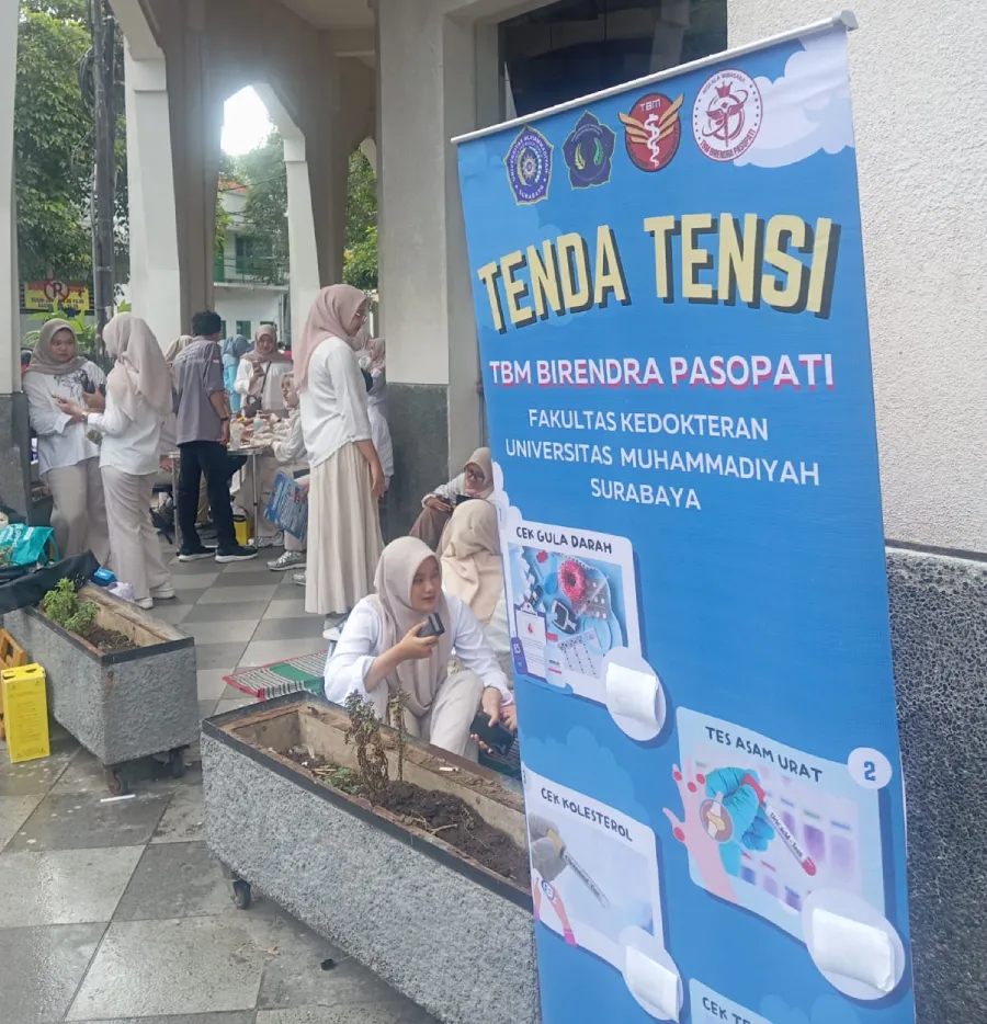 Mahasiswa Kedokteran Umsura Gelar Tenda Tensi Gratis di CFD Tunjungan