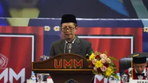 Dari Penjual Hasil Bumi hingga Sekda, Kisah Akhmad Sugiharto Warnai Wisuda ke-121 UMM