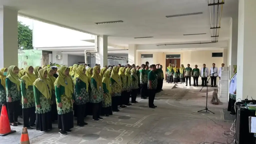Apel Pagi RSI Siti Aisyah Madiun: Direktur Tekankan Disiplin Berseragam dan Beri Apresiasi Karyawan