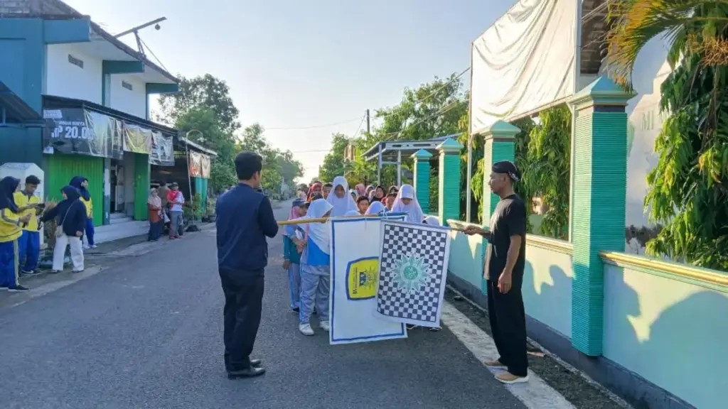 SMAMIO Gelar Giat Sosial dan Jalan Sehat di Desa Latukan Lamongan