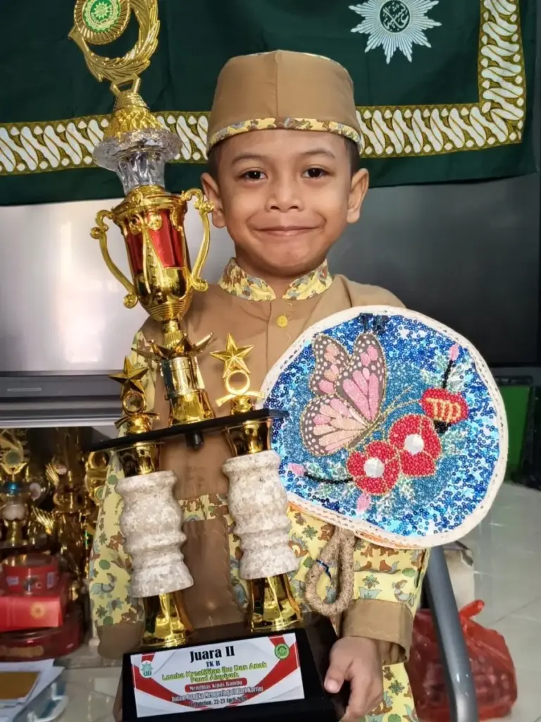 Sinergi Kreativitas Ibu dan Anak, TK ABA 36 Surabaya Raih Juara 2 Lomba Menghias Kipas se-Kota Surabaya