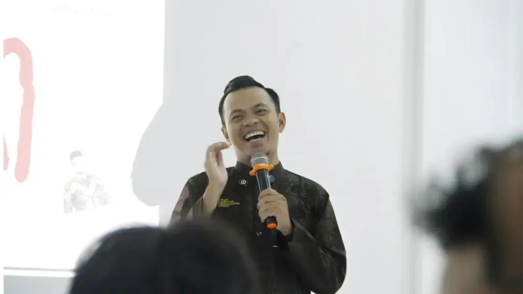 Masjid Bukan Tempat Sepi, Dai Muda Ini Ajak Anak Muda Kembali