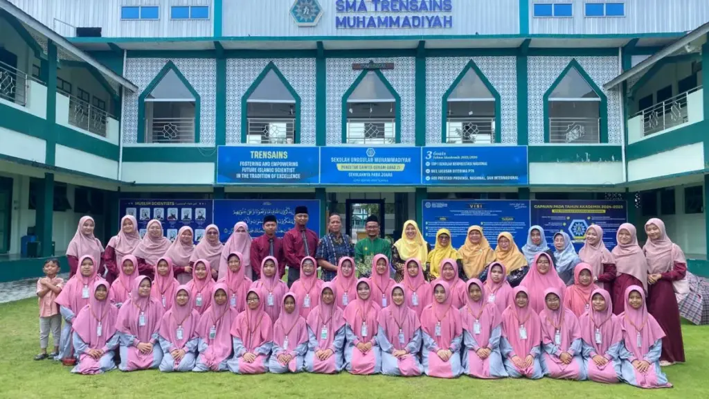 Sinergi Intelektual: Studi Observasi Sistem Trensains sebagai Upaya Pengembangan Sains di AQBS