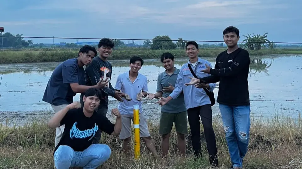 Mahasiswa KKN UMG Hadirkan Reflektor Jalan dan Bank Sampah di Desa Kandangan