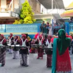 Mengenakan Jarik Kebaya Lewati Jalan Terjal, Drumband Aisyiyah Sendangagung Tampil Memukau di Kirab Budaya