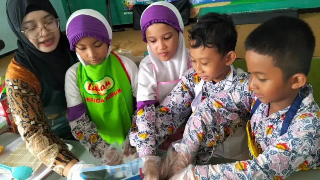 Kelas Inspiratif, 95 Siswa SD Muhammadiyah 1 Krian Belajar Membuat Sushi Bersama Wali Murid