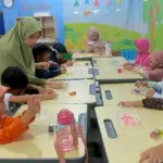 Seru dan Kreatif! Murid Prasekolah SD Mugres Belajar Mengenal Anggota Keluarga Lewat Plastisin