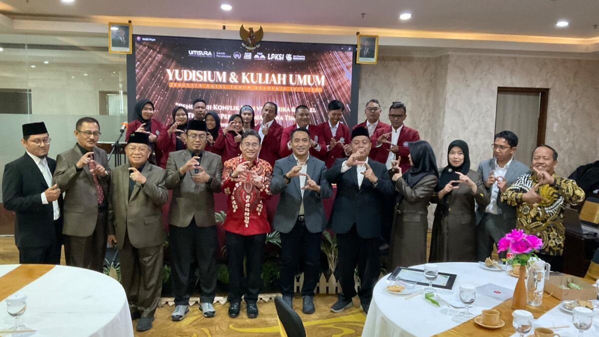 12 Mahasiswa Magister HES UMSura Diyudisium, Bahas Dampak Konflik Iran–Amerika-Israel terhadap Ekonomi Jatim