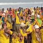 500 Perempuan Berkemajuan ‘Kuningkan’ Pantai Paseban Jember