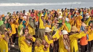 500 Perempuan Berkemajuan ‘Kuningkan’ Pantai Paseban Jember