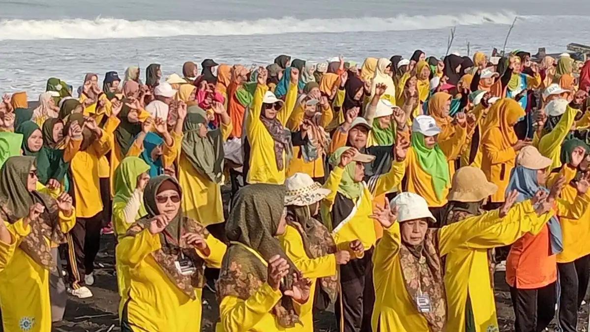 500 Perempuan Berkemajuan ‘Kuningkan’ Pantai Paseban Jember
