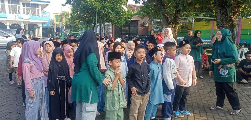 6 Sapi dan 11 Kambing, SD Muhammadiyah 1 Krian Tebar 670 Paket Kurban untuk Warga