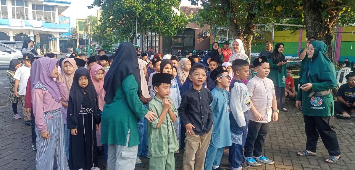 6 Sapi dan 11 Kambing, SD Muhammadiyah 1 Krian Tebar 670 Paket Kurban untuk Warga