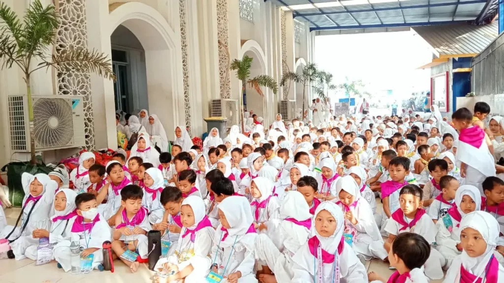 Belajar Lewat Praktik, Siswa TK Aisyiyah Ikuti Simulasi Manasik Haji di Sidoarjo