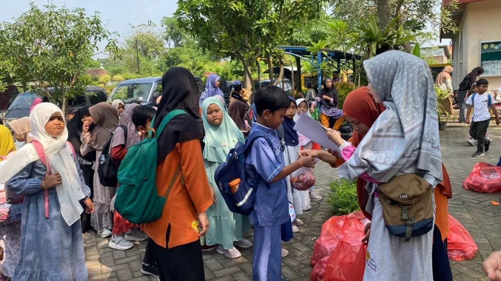 Belajar Nilai Berbagi, Siswa SD Muda Tusida Ikuti Kegiatan Kurban