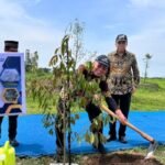 Sukadiono Tanam Durian Musang King di Area Muktamar ke-49