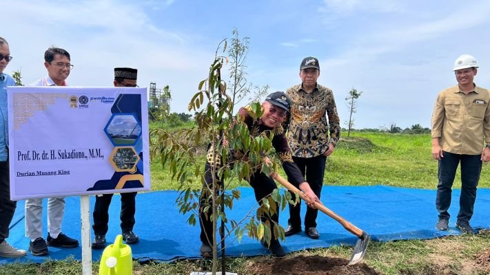 Sukadiono Tanam Durian Musang King di Area Muktamar ke-49