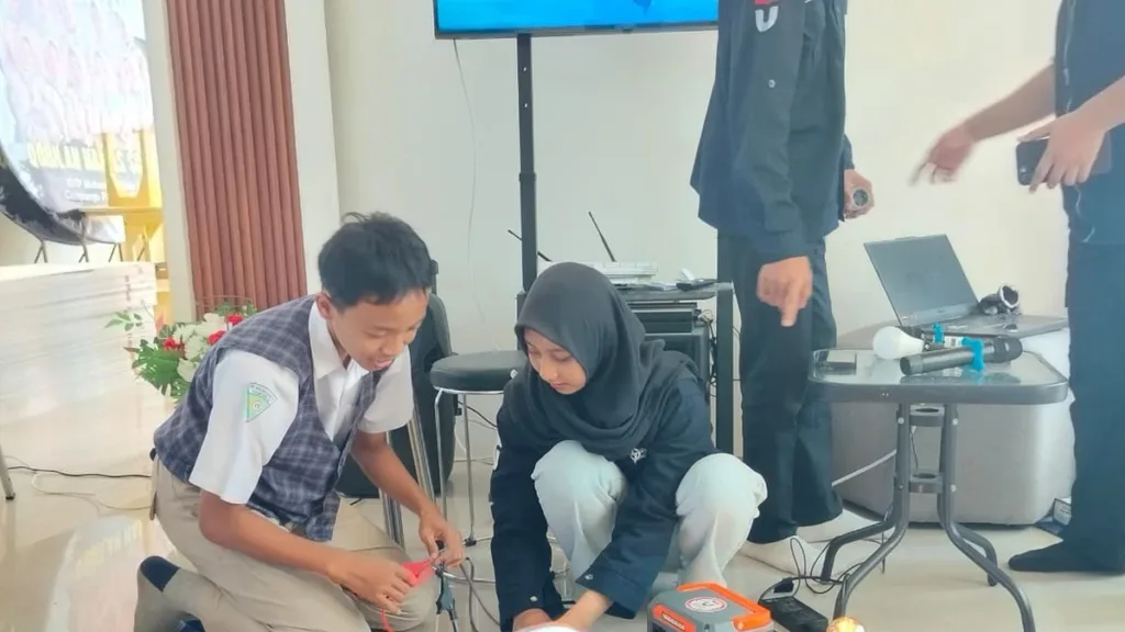 Edukasi Energi Terbarukan: Kolaborasi Hamas School dan Telkom University Surabaya