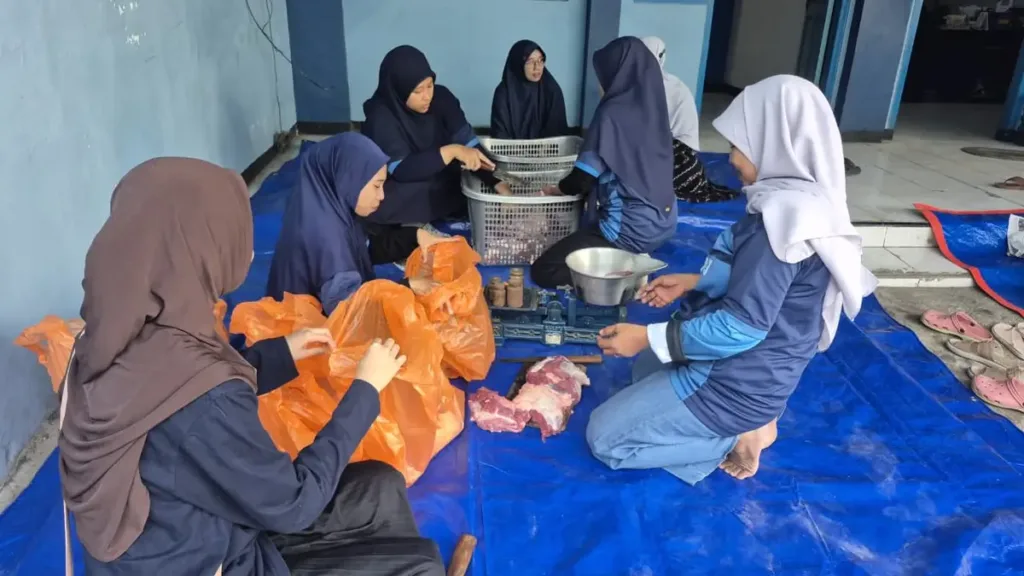 Hari Tasyrik Terakhir, SMP Muhammadiyah 1 Babat Salurkan Daging Kurban kepada Warga