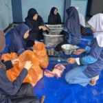Hari Tasyrik Terakhir, SMP Muhammadiyah 1 Babat Salurkan Daging Kurban kepada Warga