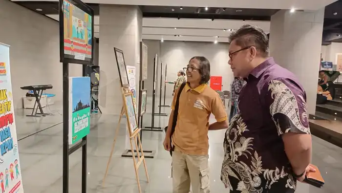 Siswa Sekolah Kreatif SD Muhammadiyah 16 Surabaya Pukau Pengunjung Alun-Alun Lewat Pameran Lukisan