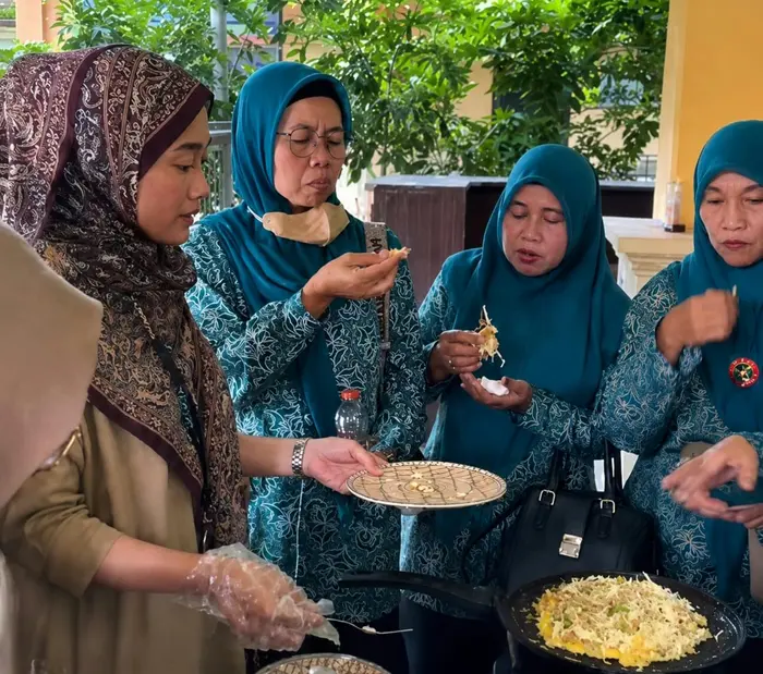 Kenalkan Kuliner Negeri Sakura, Smamita Bekali Ibu PKK Tawangsari Keterampilan Memasak Masakan Jepang