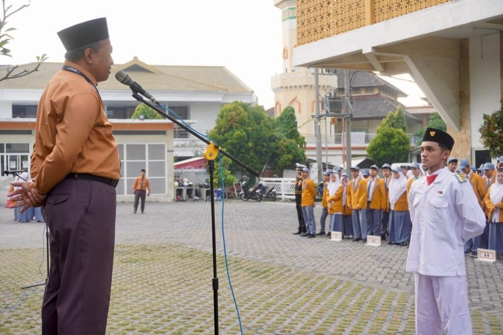 Apel Pagi Smamsatu Gresik: Penguatan 7 Kebiasaan Anak Hebat dan Panggung Apresiasi Prestasi