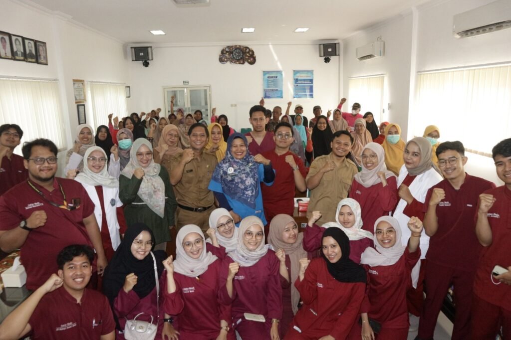 FK UMSURA dan Puskesmas Babat Gelar Edukasi Perawatan Luka Diabetes Mandiri bagi Peserta Prolanis