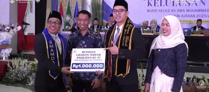 Rafel Saputra Raih Lulusan Terbaik Smamda Sidoarjo, Titip Pesan “Be Yourself and Never Surrender”