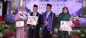 Mengabdi Tiga Dekade, Dua Guru Smamda Sidoarjo Terima Hadiah Istimewa