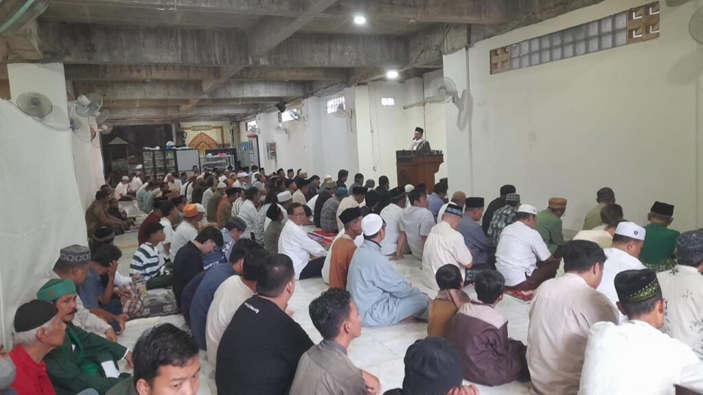 Gerimis Tak Surutkan Langkah Warga Wonorejo, Salat Iduladha di Sepanjang Jalan Wonorejo I Surabaya Berlangsung Khidmat dan Menyentuh Hati