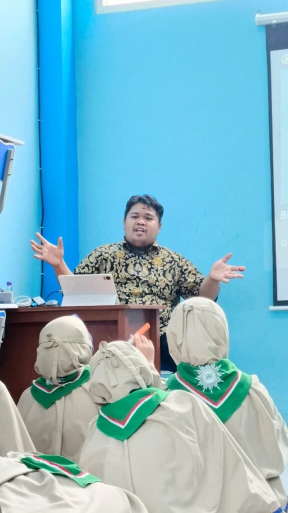 Pelatihan Kepenulisan Dasar PR IPM SMP Muhammadiyah 15 Surabaya Targetkan Terbit Buku Antologi Cerpen