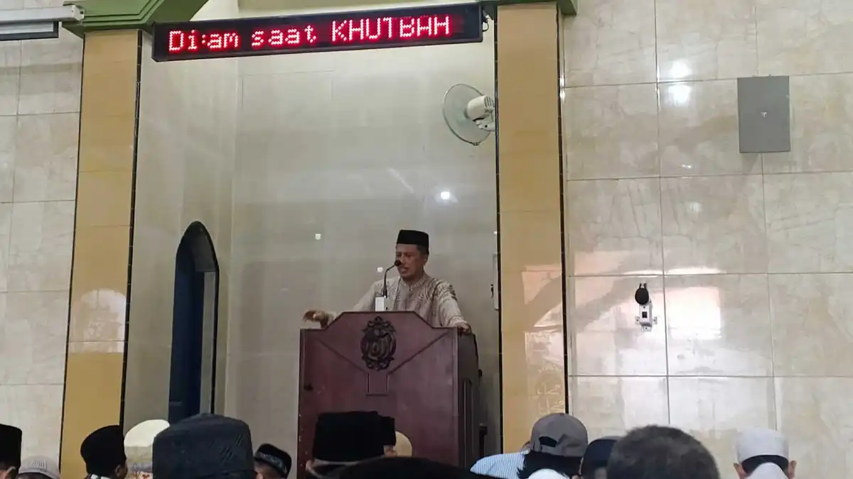 Khotbah Jumat di Masjid Burhanuddin Bahas Makna Umat Islam Wasathan