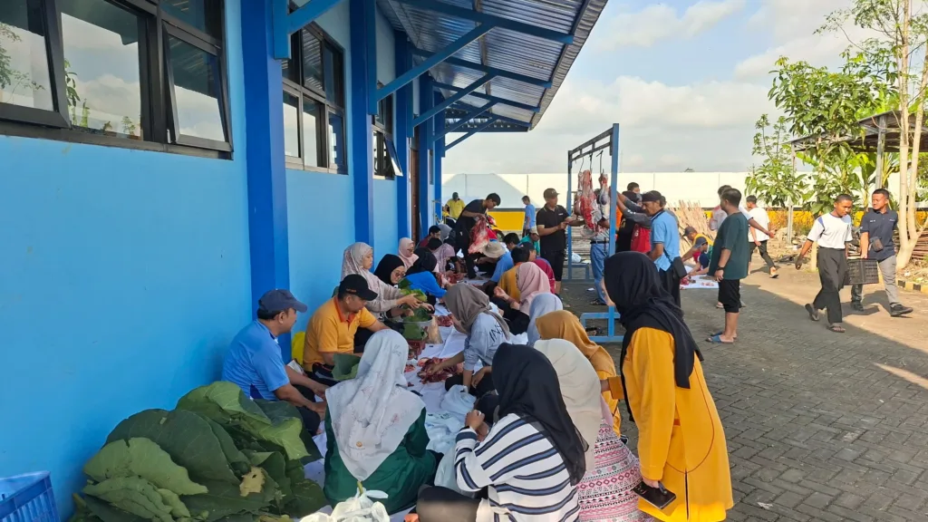 Kurban 4 Sapi, SMK Muhammadiyah 1 Kepanjen Salurkan 700 Paket Daging