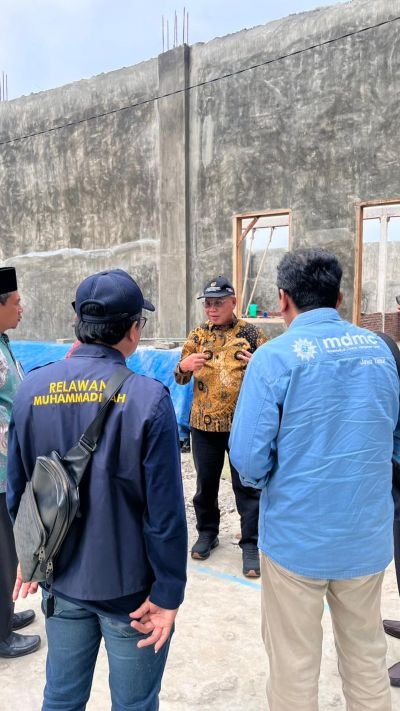 Ketua PWM Jatim Prof Dr dr Sukadiono, M.Kes meninjau progress pembangunan SPPG di Pondok Pesantren Muhammadiyah Kwala Madu Kabupaten Langkat (Foto: Al-Farizi/PWMU.CO)