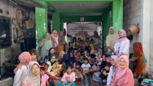 Mahasiswa Profesi Bidan Umsura Gelar “LENTERA SEHAT” di Tanah Kali Kedinding