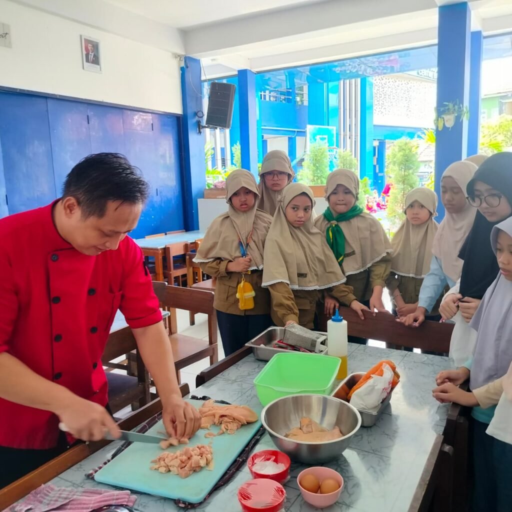 Ekstrakurikuler Cooking Class SDMM Hadirkan Chef sebagai Guru Tamu