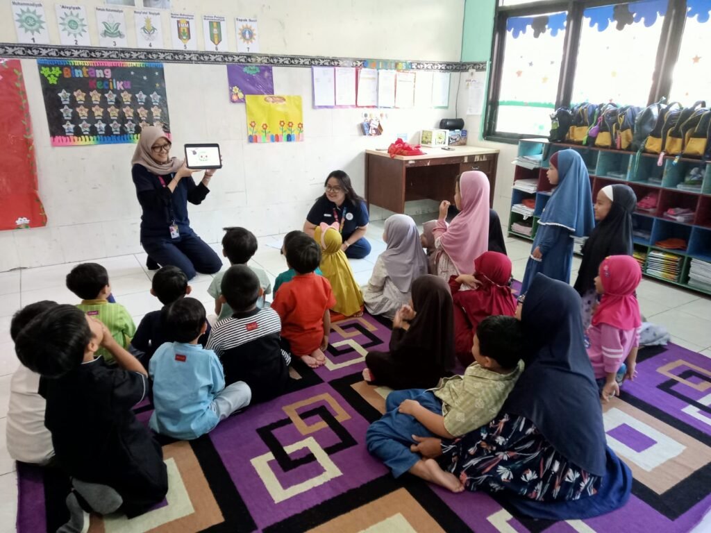 Siswa TK Aisyiyah 36 PPI Belajar Bahasa Inggris Melalui Game Interaktif Bersama Guest Teacher EF