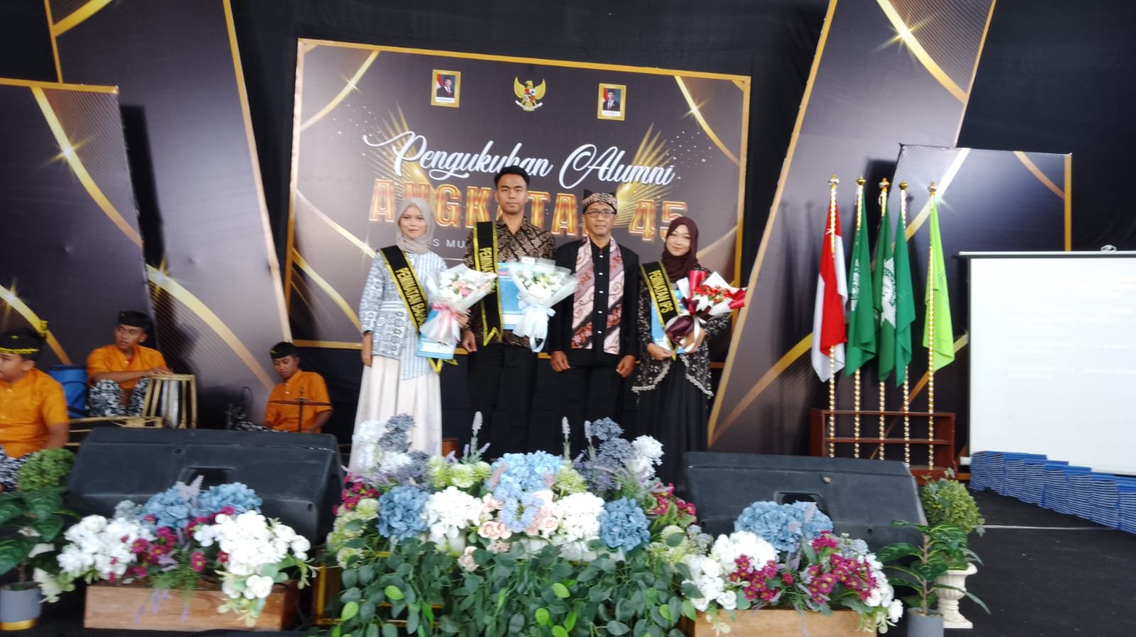 SMA Muha Genteng Beri Penghargaan Siswa Terbaik dalam Pelepasan Angkatan 45