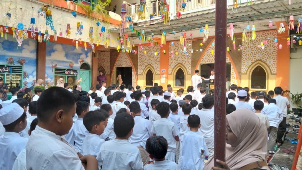 Mengikuti Pembelajaran Idul Adha Sekolah Kreatif di Halaman Sekolah