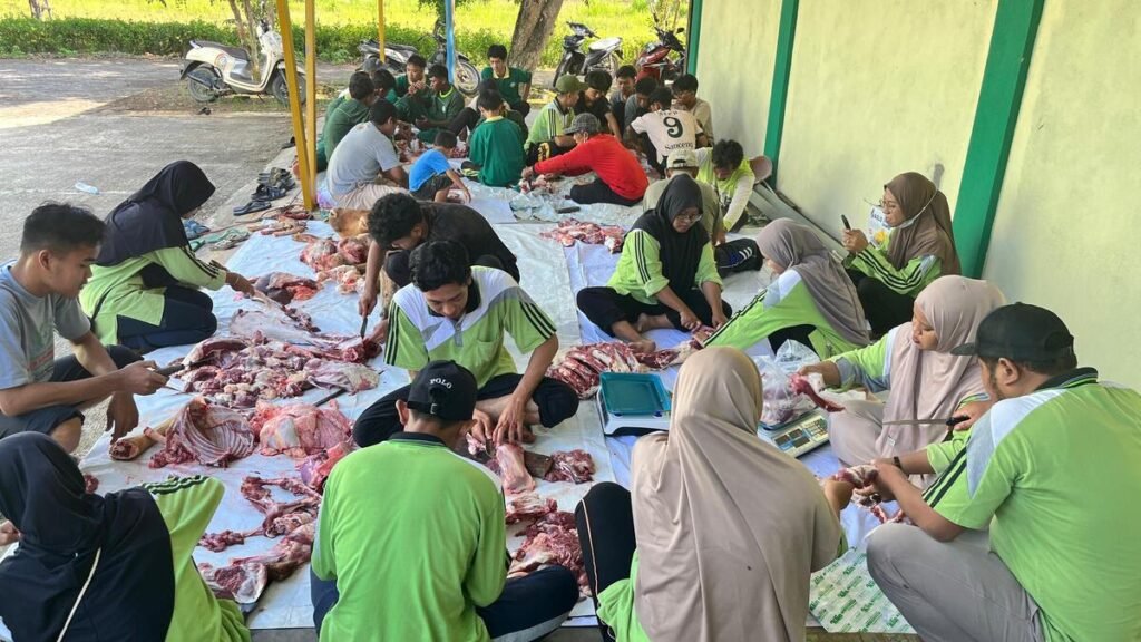 Semangat Gotong Royong Warnai Pengolahan Daging Kurban di SMK Muhammadiyah 5 Gresik