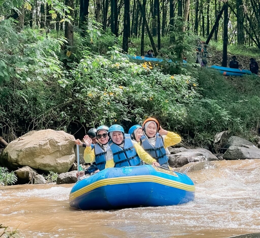 Kebersamaan Mengalir di Arus Kaliwatu: Ustaz-Ustazah SDMM Seru-seruan Rafting di Batu