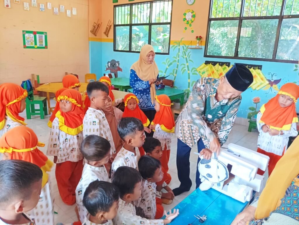 Menengok Simulasi Sembelih Hewan Qurban Ramah Anak di KB Dinar Nasyiah Tanggul