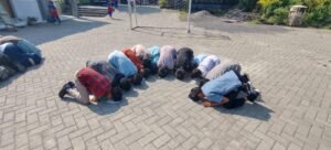 Rentetan Asesmen Telah Usai, Murid SD Almadany Sujud Syukur